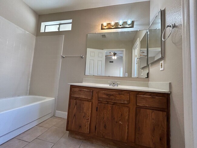 Building Photo - *NEW* Paint *NEW* Flooring *NO* HOA Glenda...