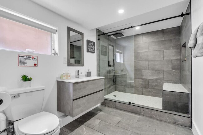 Building Photo - 1255 NE 199th St