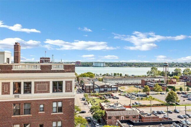 Building Photo - 2900 E Jefferson Ave