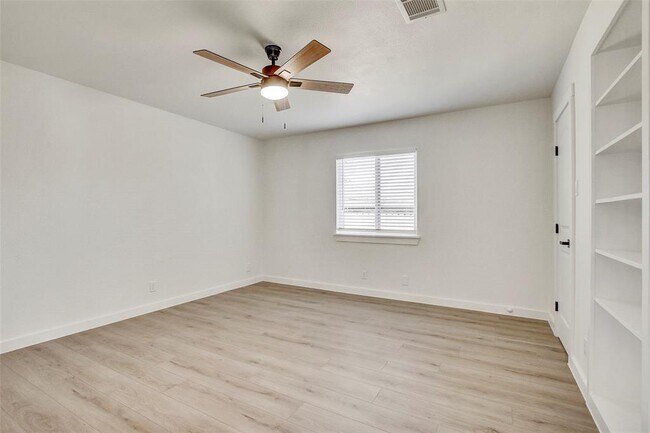 Building Photo - 1402 Valleyridge Cir