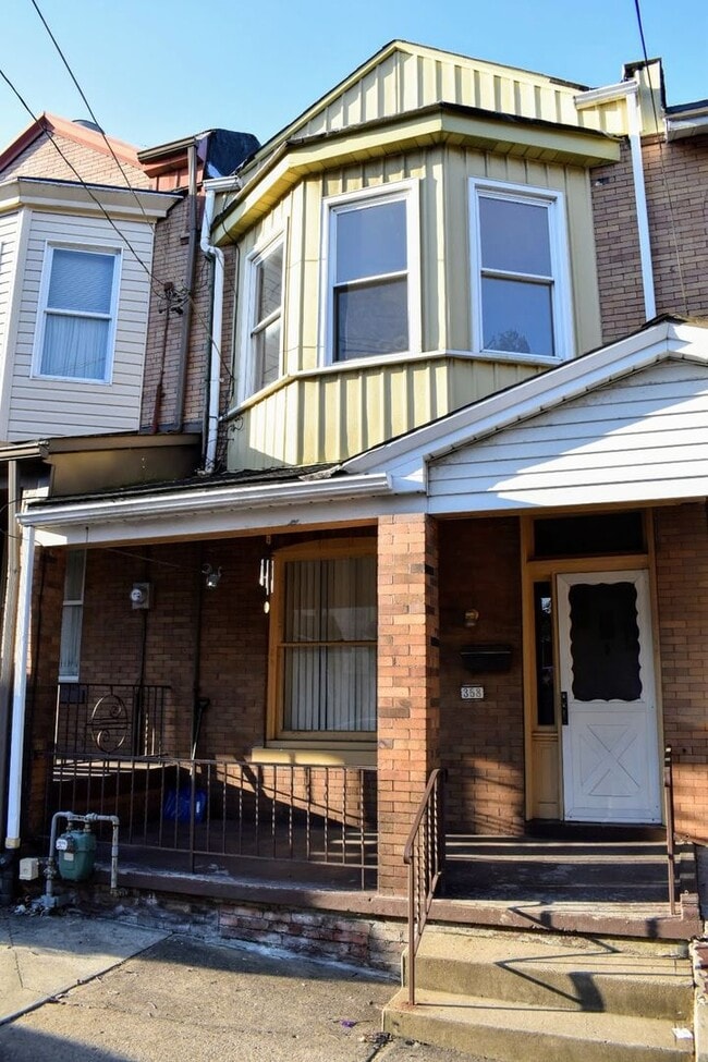 Building Photo - Spacious Three Bedroom in Oakland! Decorative Fireplaces & Lots Of Natural Light! Call Today!