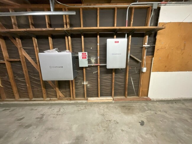 Building Photo - Charming Clovis 3/2 Home with New Solar System