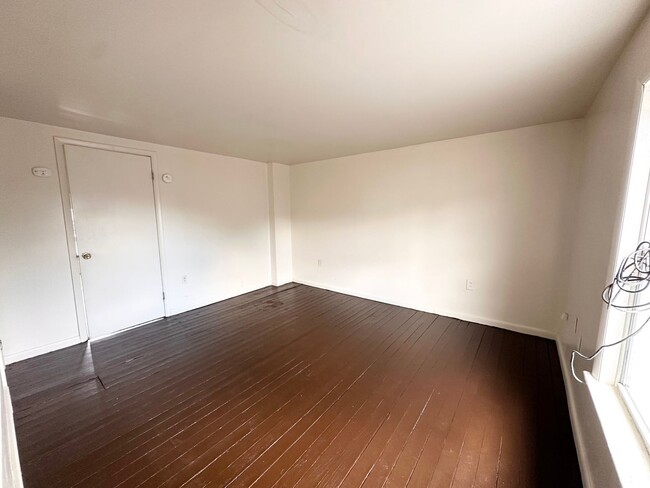 Building Photo - 4 Bedroom 1 Bathroom w/Garage in York City!