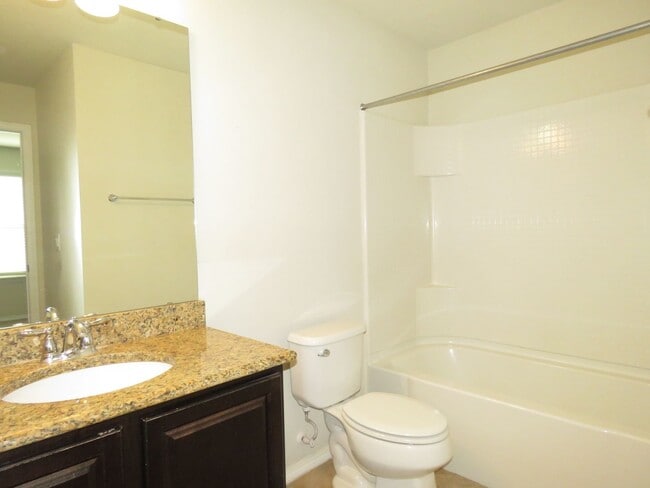 Building Photo - Beautiful Townhouse 3/2.5/2cg $2300mo