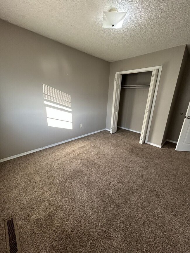 Building Photo - Cute and Cozy 2BR/1BA Duplex - with a Fresh Look