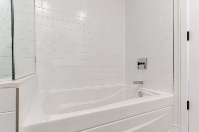 Building Photo - 2 Bed 2 Bath Apartment in West Midtown!