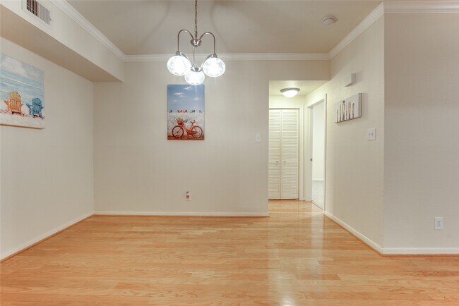 Building Photo - 2255 Braeswood Park Dr