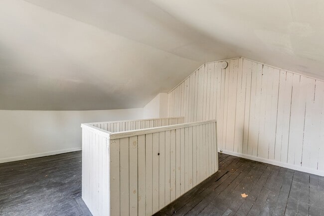 Building Photo - 12 E Sycamore St