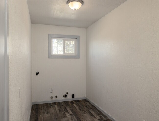 Building Photo - 626 W San Joaquin Ave