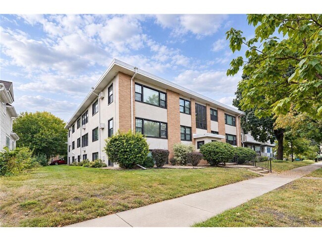 Building Photo - 3215 Pillsbury Ave