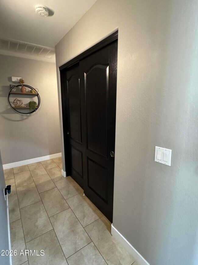 Building Photo - 734 E Kelsi Ave