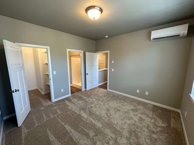 Building Photo - NEW 4 Bedroom / 4.5 Bath Townhome. A/C in every bedroom