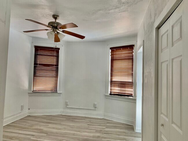 Living room - 1044 Welfer St