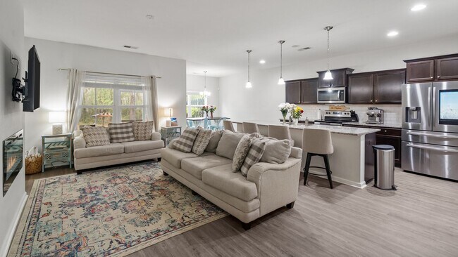 Building Photo - Stylish 3 Bedroom Townhome in The Commons – Richmond Hill Living at Its Finest