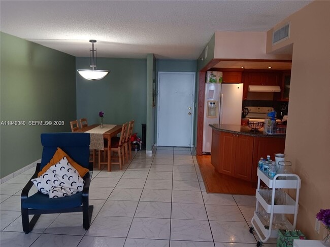 Building Photo - 9686 Fontainebleau Blvd