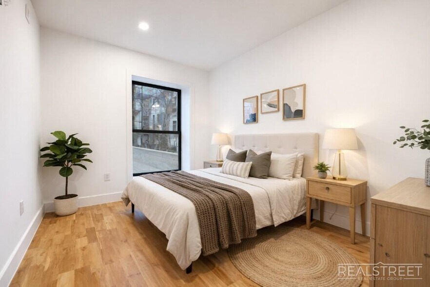 Building Photo - 3BR/2.5BA Duplex with In-Unit Washer/Dryer