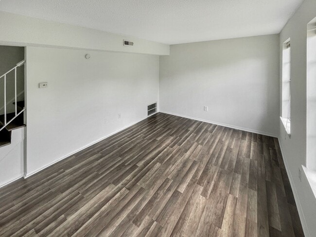 Building Photo - Charming 3 bedroom 1.5 bath townhome in Hi...