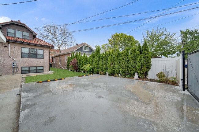 Building Photo - 1226 S 60th Ct