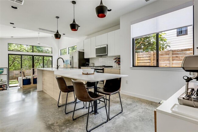 Building Photo - 2709 E 14th St