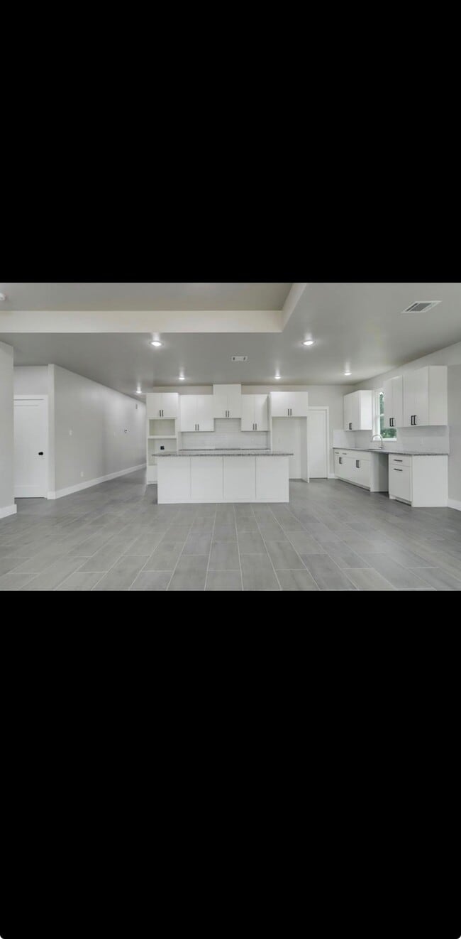 Building Photo - 884 Rd 5203