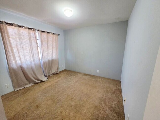 Building Photo - Las Brisas: A 3 bedroom 2.5 bath 2 car garage single family home