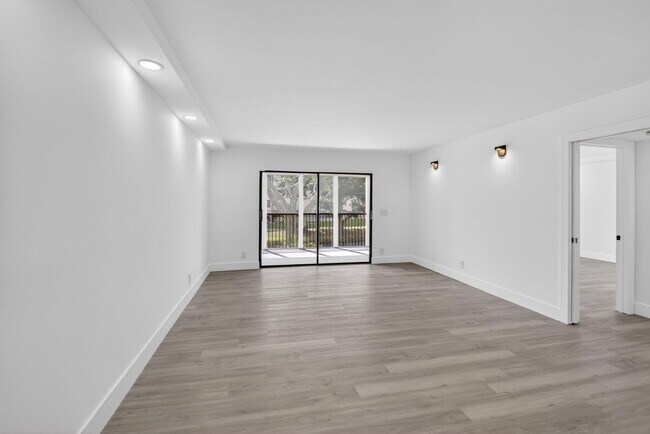 Building Photo - 14475 Strathmore Ln