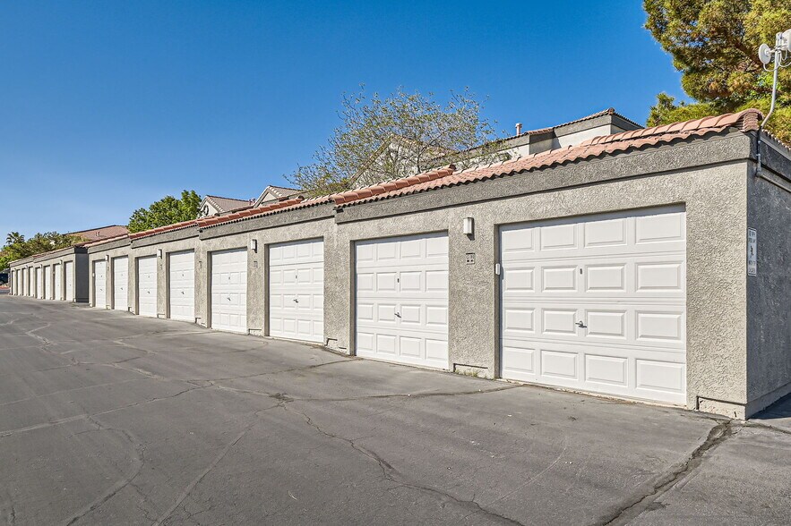 Building Photo - 950 Seven Hills Dr