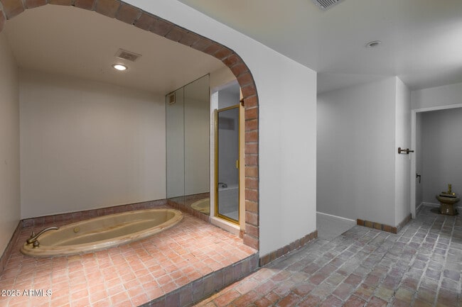 Building Photo - 49 Biltmore Estates Dr