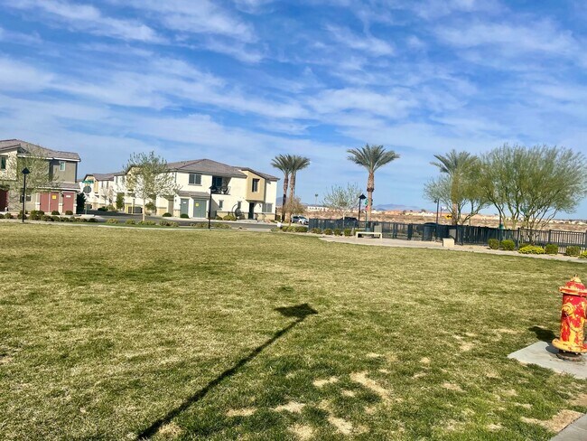 Building Photo - 3 bed 2 bath 2 car garage Townhome "On the Strip" South Las Vegas Blvd