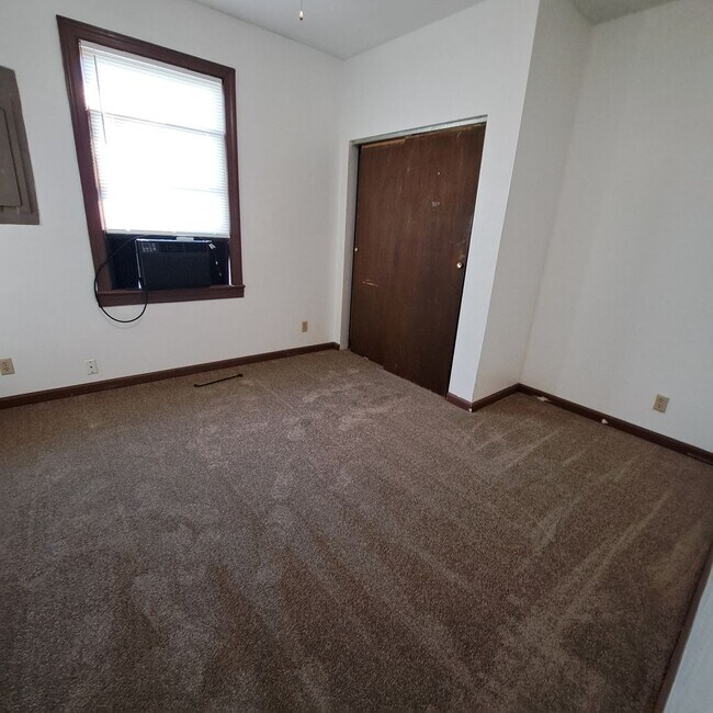 Building Photo - 708 DINWID