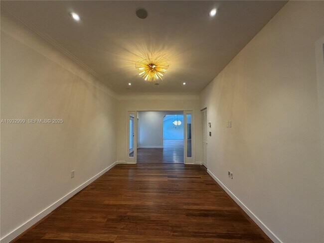 Building Photo - 621 W Dilido Dr