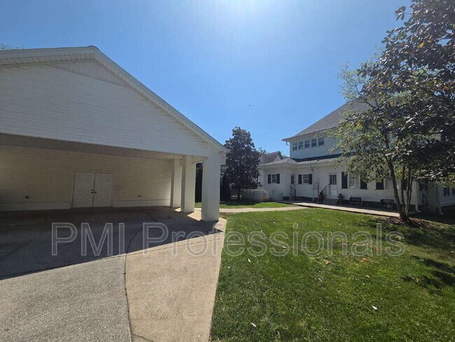 Building Photo - 401 E Main St