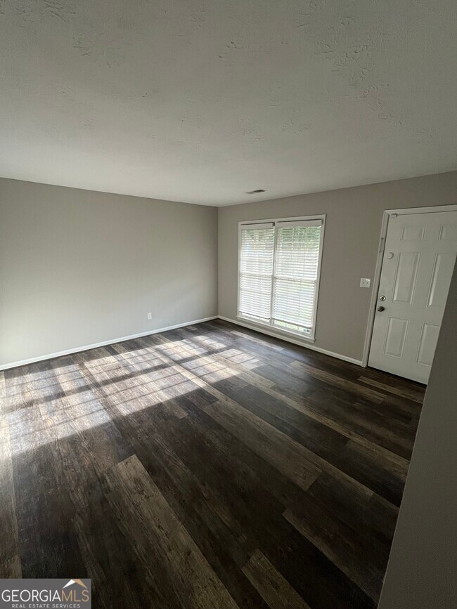 Building Photo - 2220 Mahan Dr