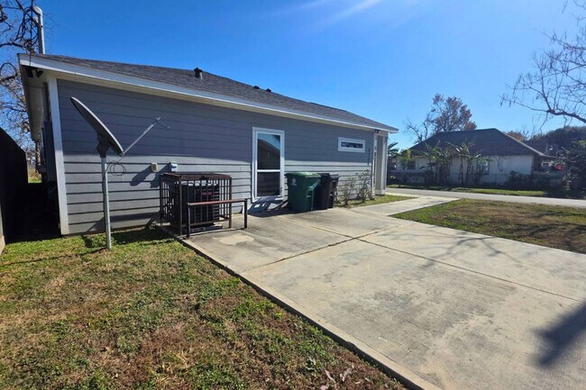 Building Photo - 2704 Sam Wilson St