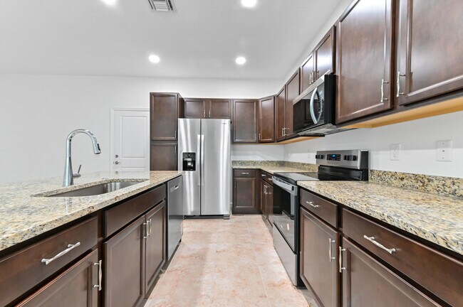 Building Photo - 4093 Longwood Lake Sq