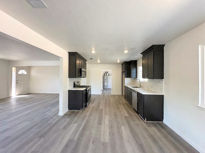 Building Photo - 15050 Cottage Ave