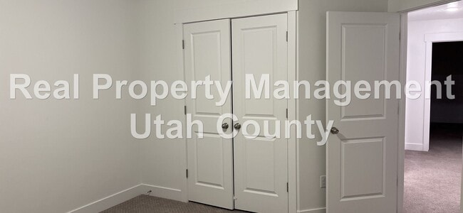 Building Photo - Pet Friendly Townhome