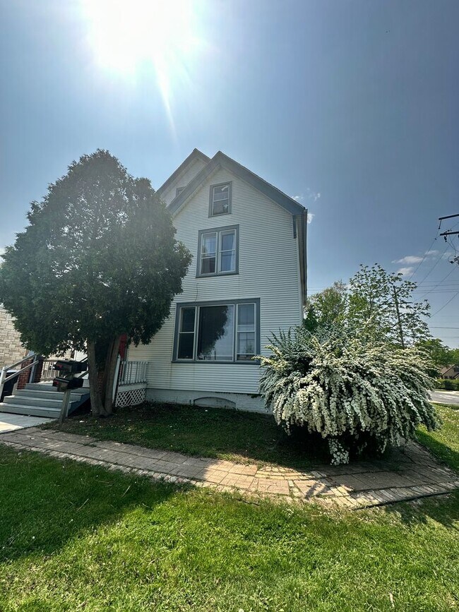 Building Photo - 2901 S 43rd St