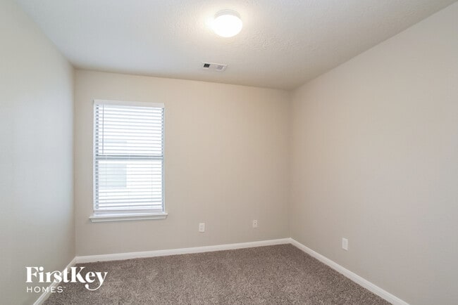 Building Photo - 3043 Legends York Dr