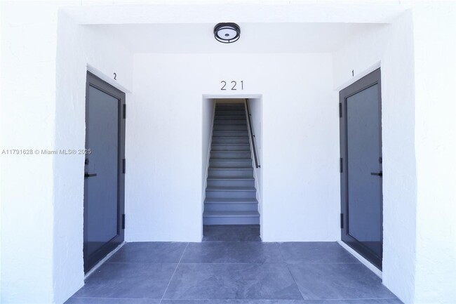 Building Photo - 221 SW 11th Ave