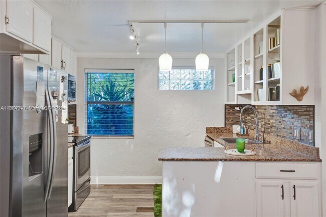 Building Photo - 620 NE 28th St