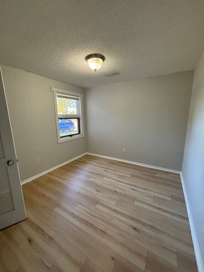 Building Photo - Freshly Updated 3 Bedroom Home