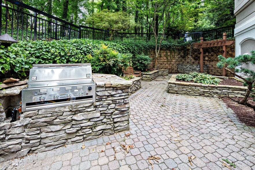 Building Photo - 4248 River Green Dr NW