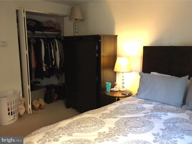 Building Photo - 219 S 18th St