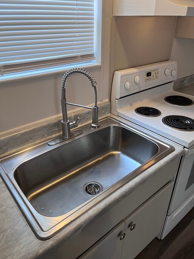 Building Photo - 4111 Daisy Ln