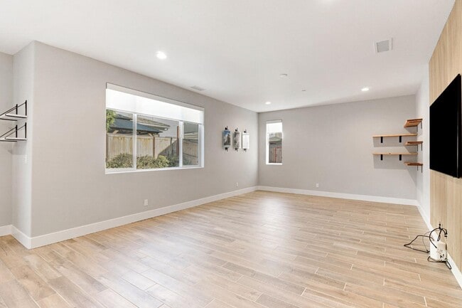 Building Photo - 4415 Horizon Dr