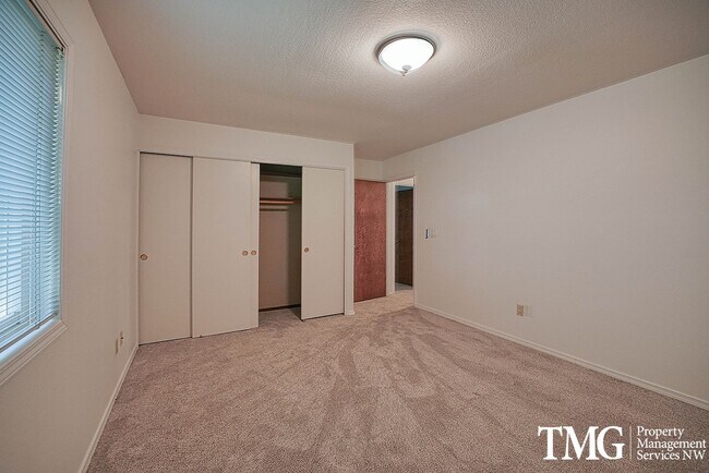 Building Photo - 3841 SE Madsen Ct