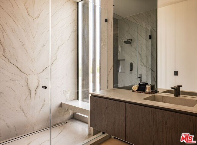 Building Photo - 6889 Dume Dr