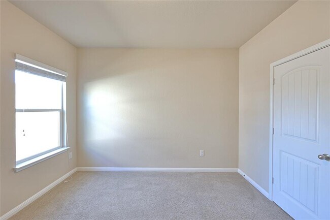 Building Photo - 1525 Maier Dr