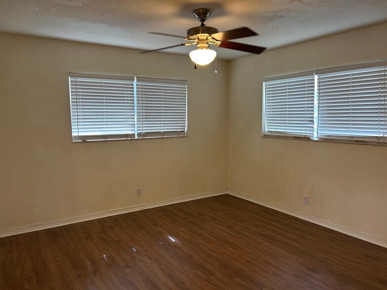 Building Photo - 2190 SE 5th St